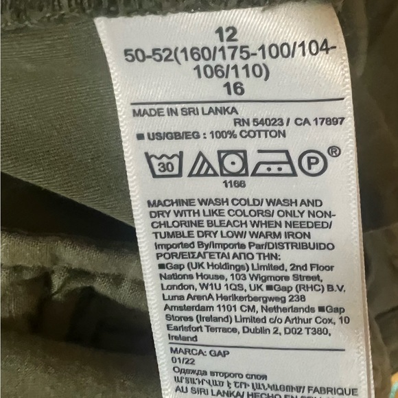 NWT Gap Cargos - Picture 11 of 11